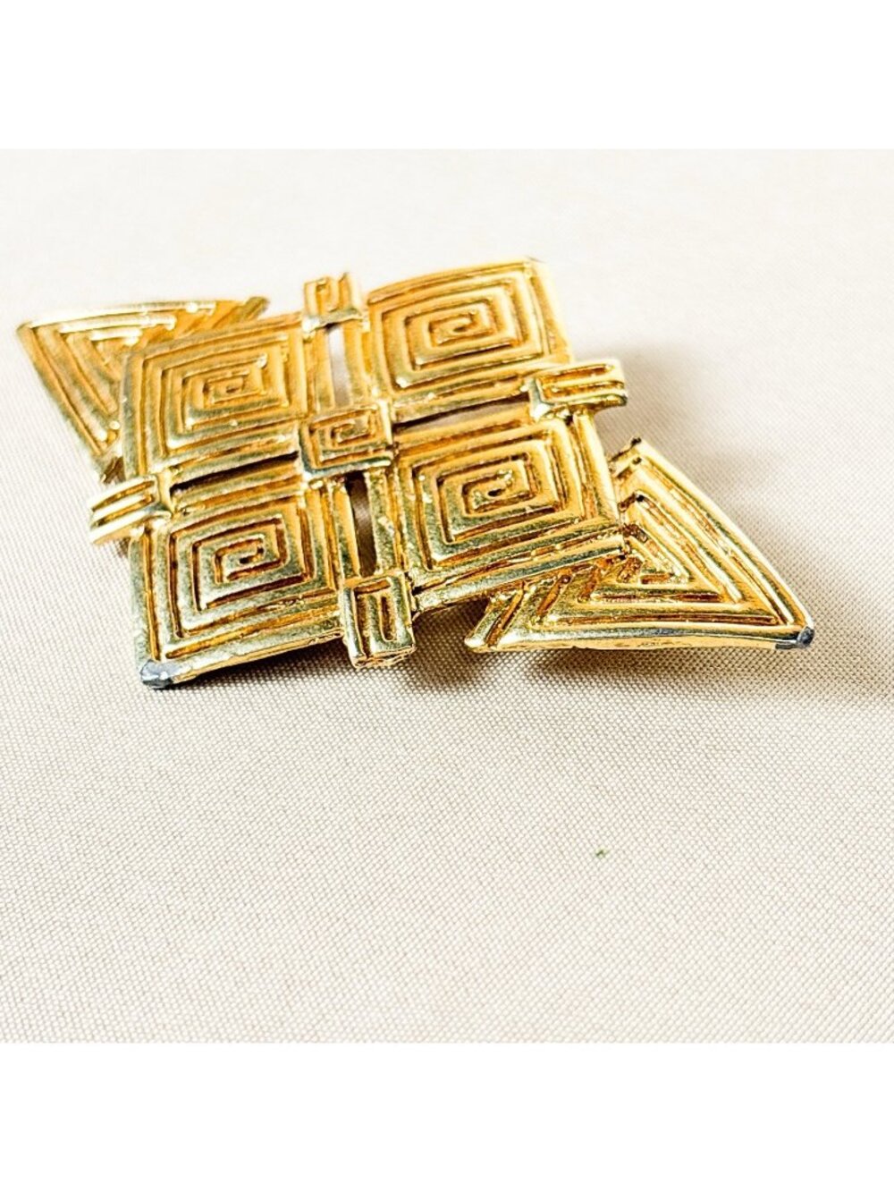 Vintage Art Deco Style Geometric Swirl Maze Brooch Pin Gold Tone A110